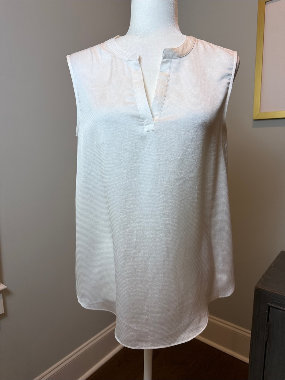 Neiman Marcus Sleeveless Ivory Split-Neck Blouse. Size Small.